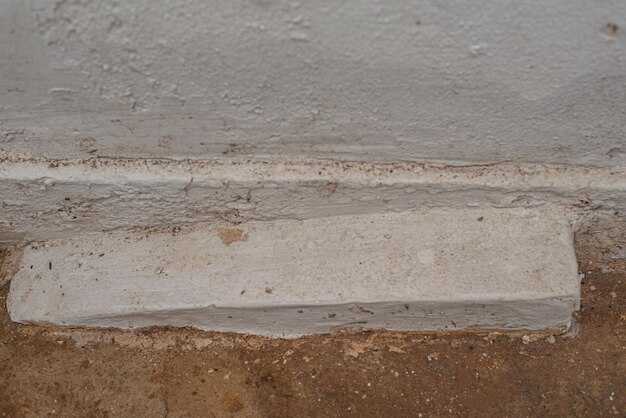 Склеивание и затирка трещин в фундаменте