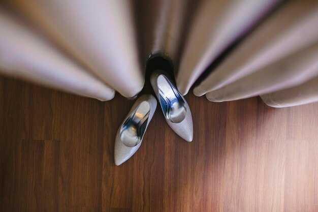 Установка кронштейнов и карниза