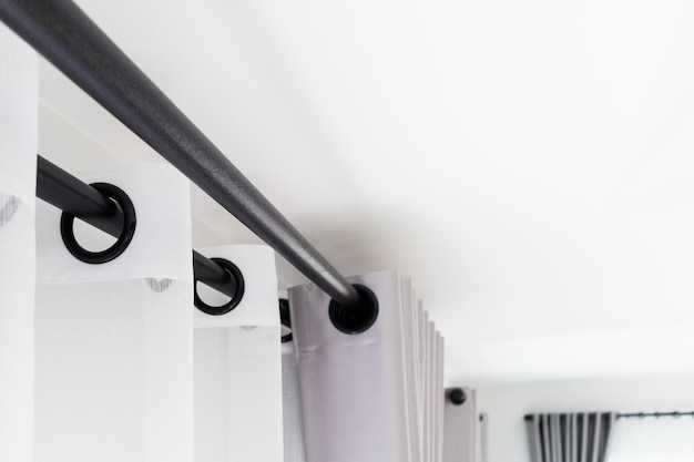 Комбинирование карниза с жалюзи и шторами