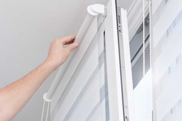 Способы фиксации жалюзи на натяжном потолке