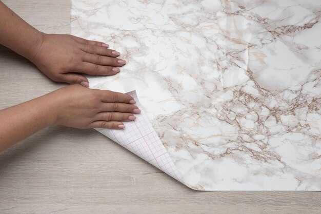 Процесс наклеивания обоев на стену