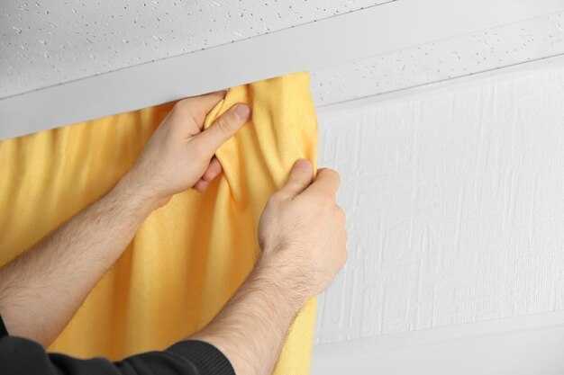 Обрезка излишков обоев после наклеивания