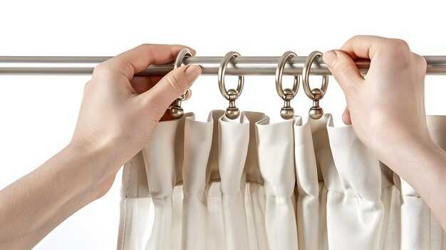 Техника цепления крючков на шторную ленту