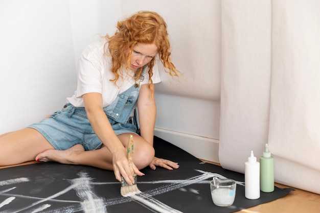 Финишная работа с краями жидких обоев