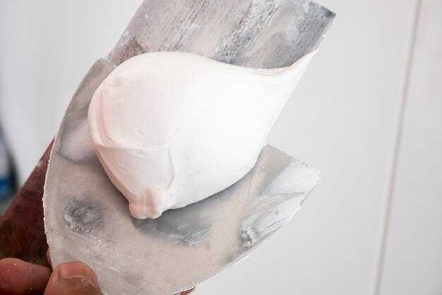 Влияние густоты клея на его способность удерживать обои