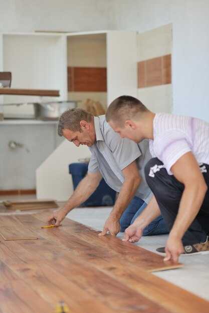 Монтаж первой панели ламината