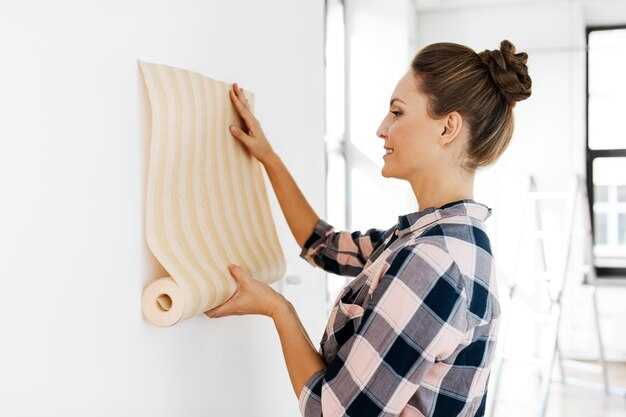 Причины появления стыков на обоях