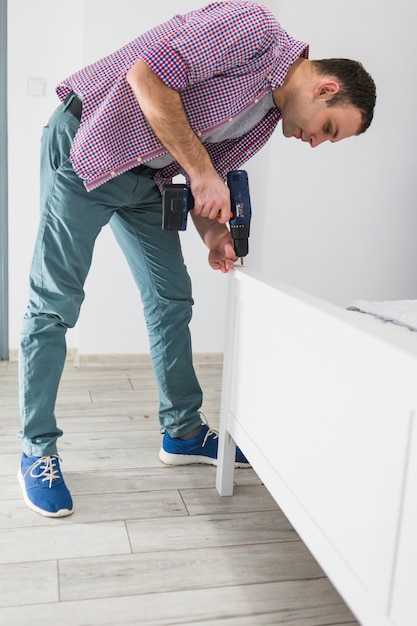 Крепление плинтуса к стене: основные методы